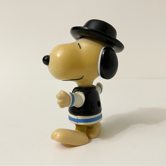 Snoopy World Tour Romania Figure Toy - Picture 12 of 12